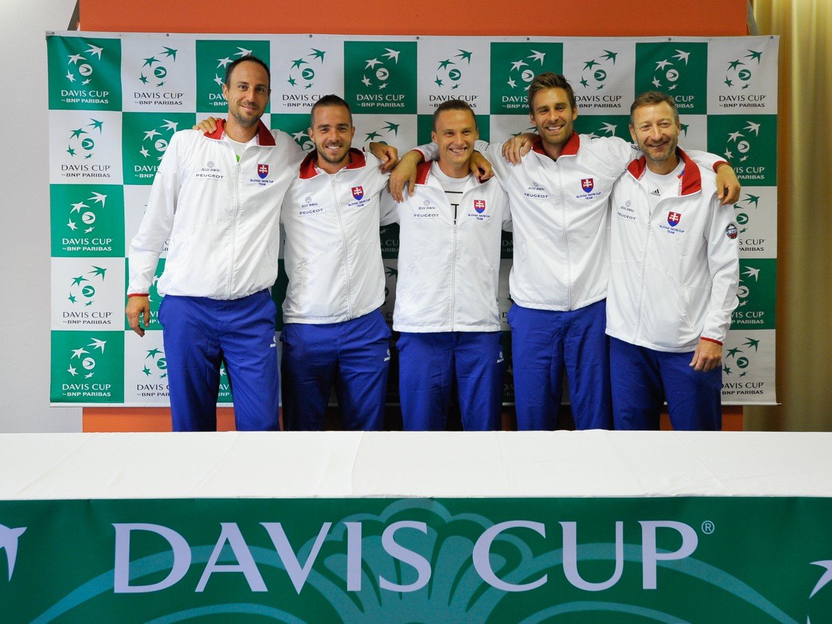Zľava: Slovenskí tenisti Igor Zelenay, Andrej Martin, Jozef Kovalík, Norbert Gombos a kapitán tímu Miloslav Mečíř