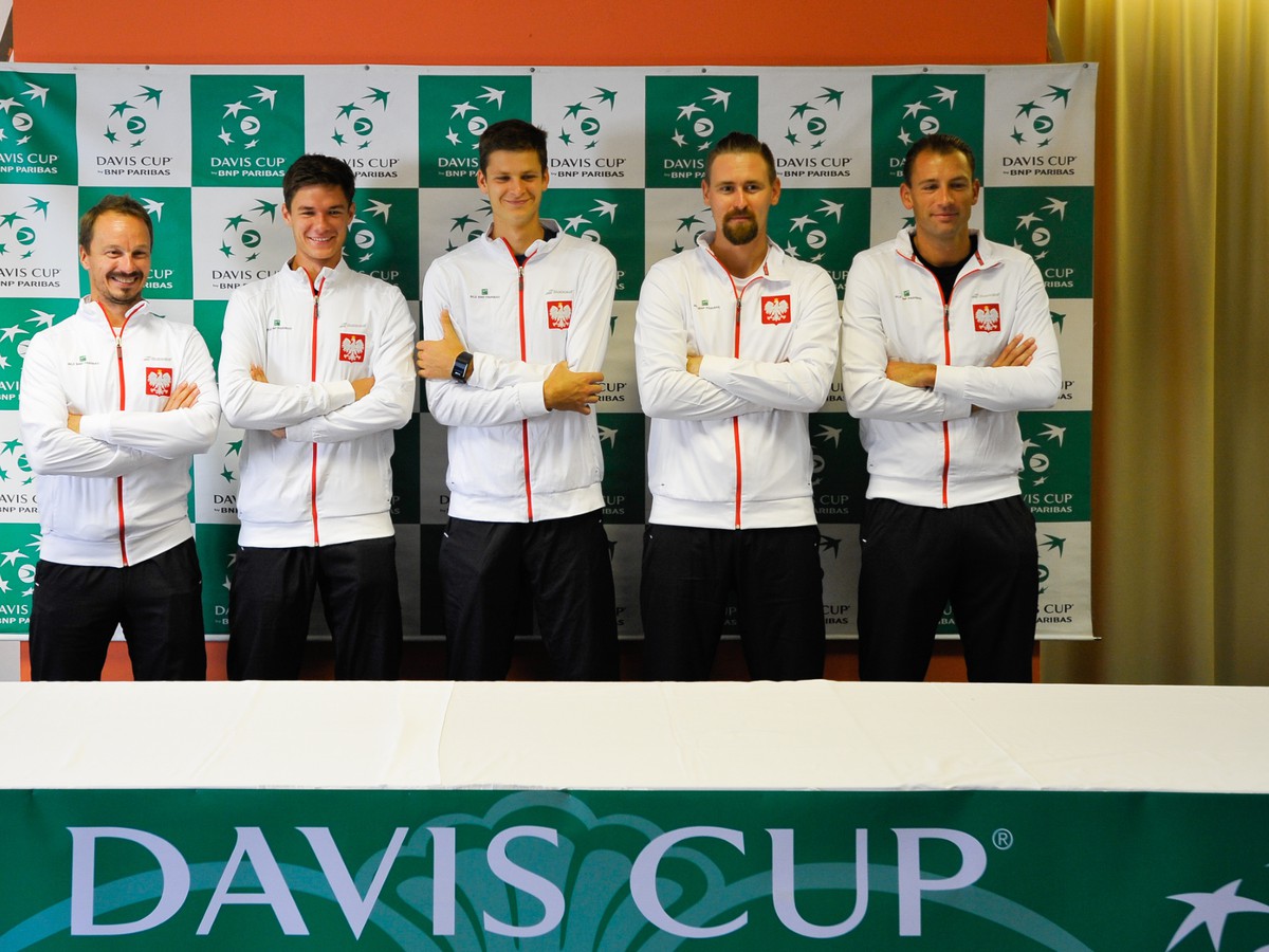 Zľava: Kapitán poľského tímu Radoslaw Szymanik, poľskí tenisti Kamil Majchrzak, Hubert Hurkacz, Mateusz Kowalczyk a Lukasz Kubot