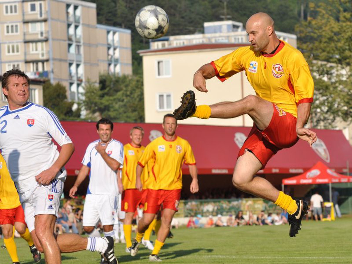 Pavol Demitra v netradičnej póze: Ako futbalista počas exhibície
