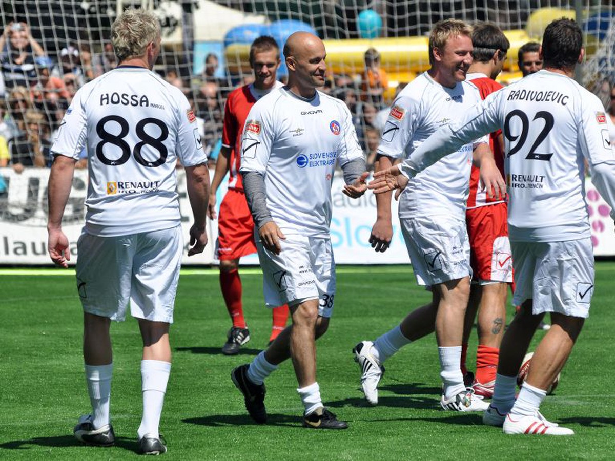 Hokejisti na jednej z futbalových exhibícií