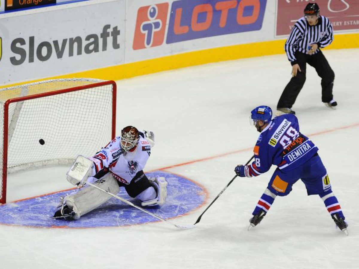 Pavol Demitra prekonáva Penkera