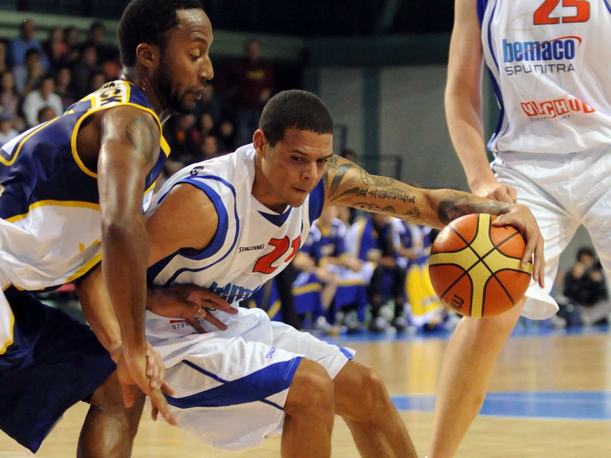 Kenny Hasbrouck a Denis Clemente z BK Bemaco SPU Nitra 