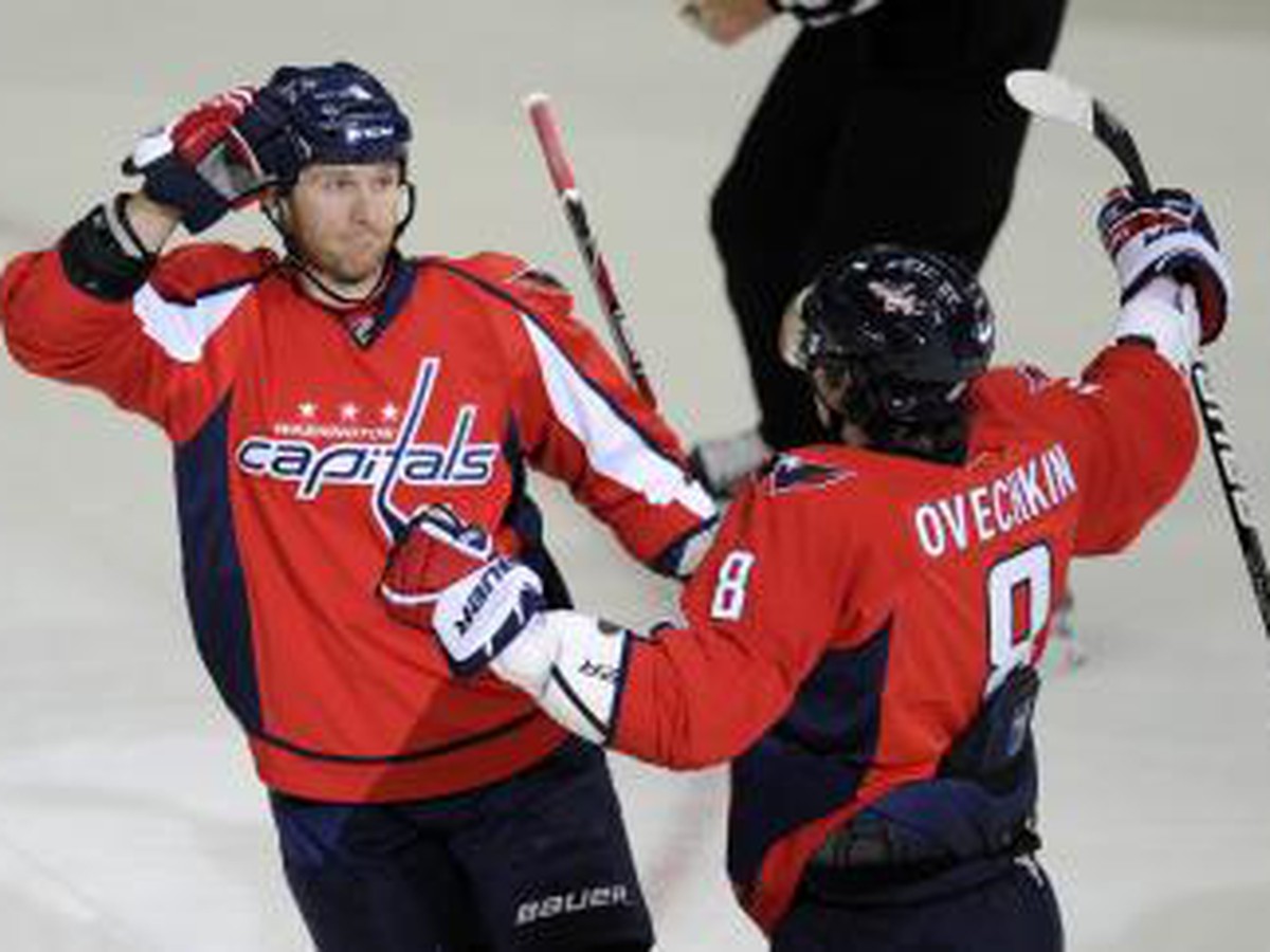 Wideman s Ovechkinom sa tešia z gólu