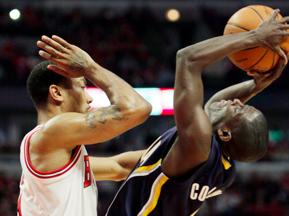 Derrick rose blokuje Darrena Collinsona