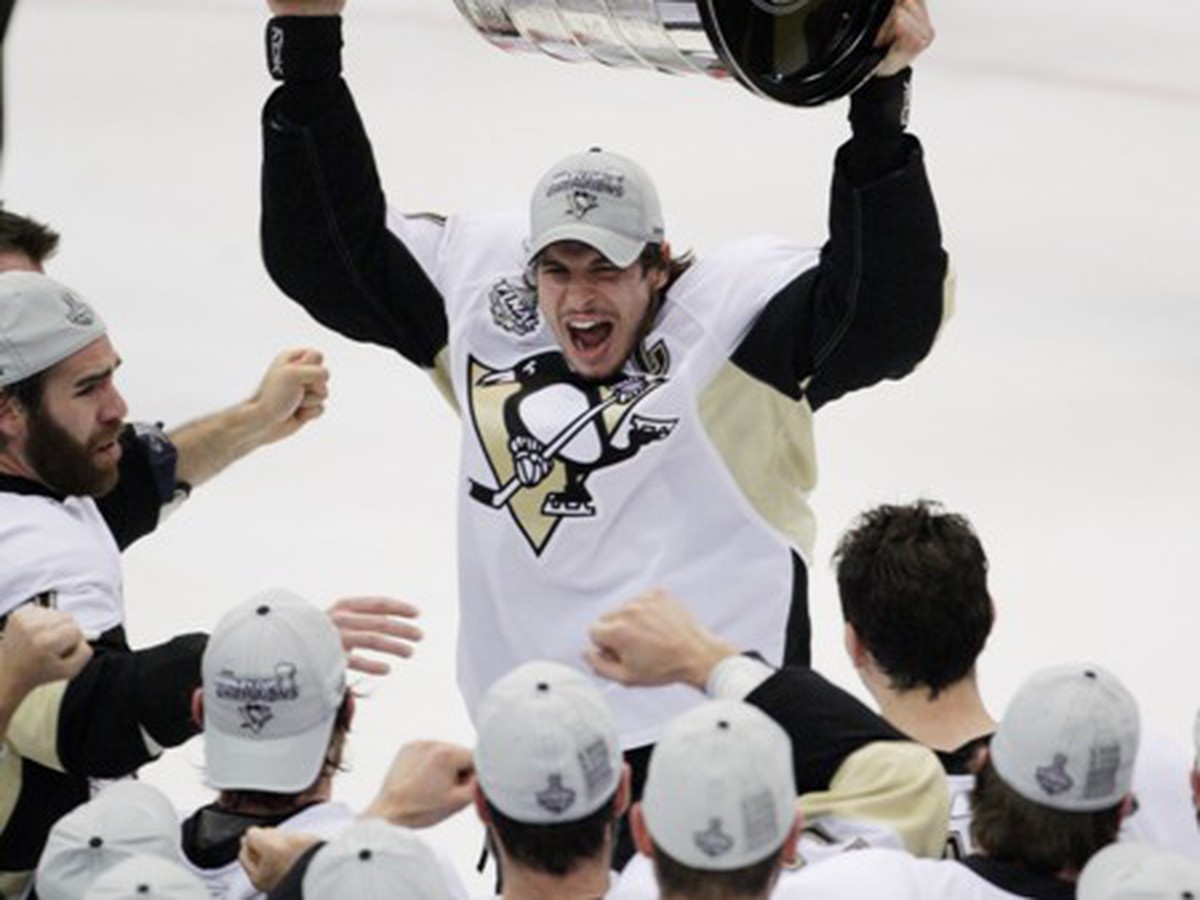 Kapitán tučniakov Sidney Crosby s trofejou
