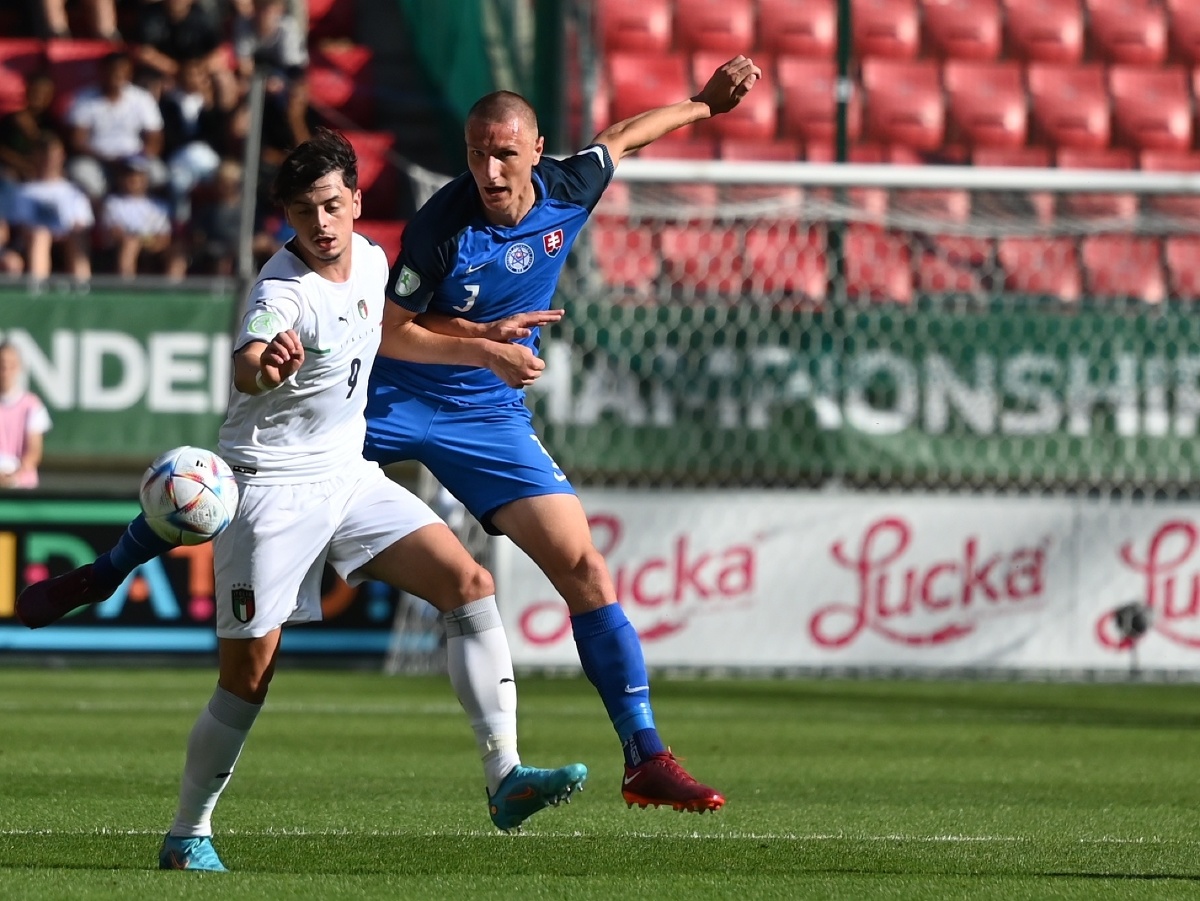 Sprava hráč Slovenska Jakub Luka a hráč Talianska Giuseppe Ambrosino