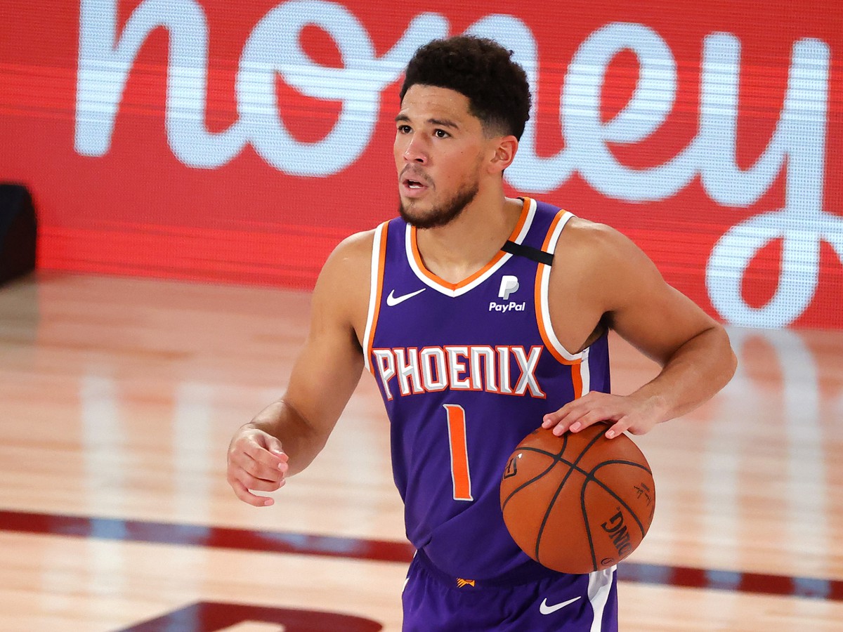 Basketbalista Phoenixu Suns Devin Booker dribluje s loptou