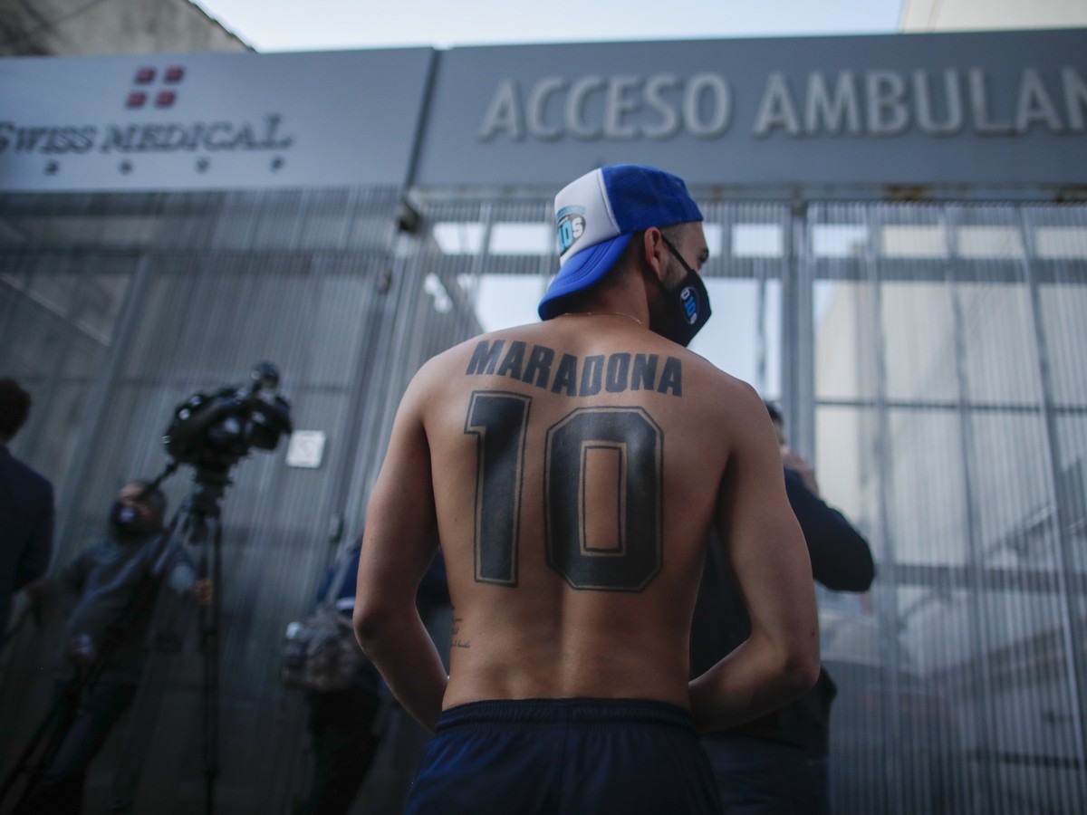 Fanúšik Maradonu pred klinikou, kde argentínska legenda zostáva na JISke