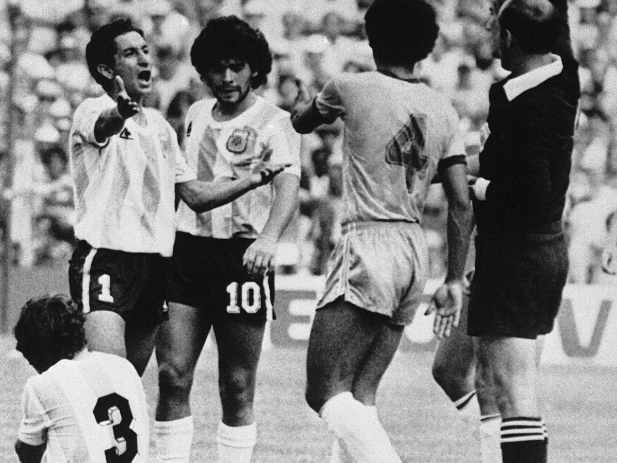 Osvaldo Ardiles obhajuje svojho spoluhráča Diega Maradonu, potom čo ho rozhodca vylúčil na MS 1982