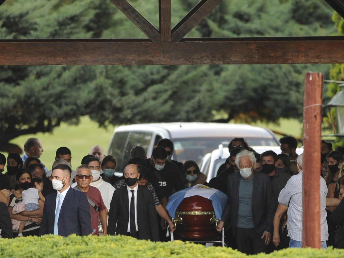 Photo of VIDEO Žiadny štátny pohreb sa nekonal: Maradonu pochovávali iba rodina a blízki priatelia