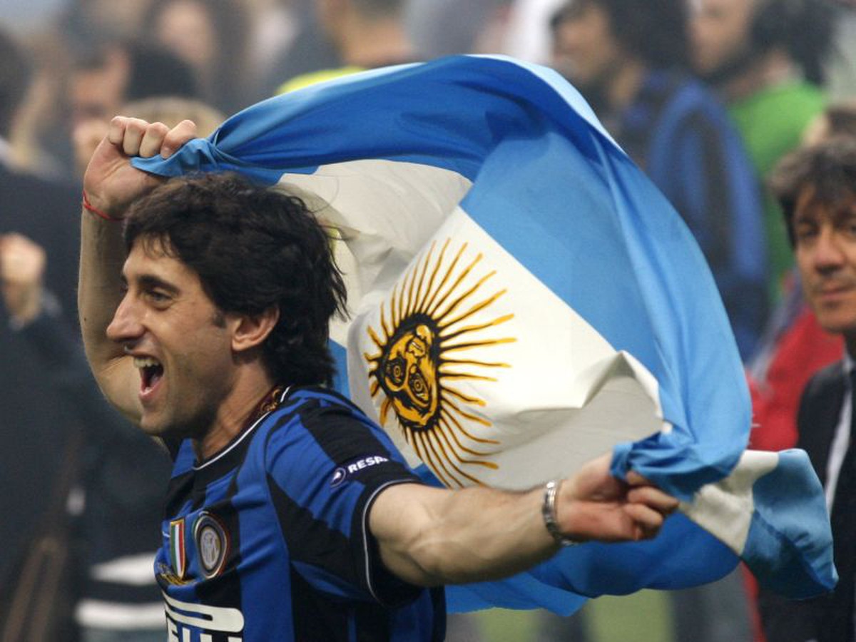 Diego Milito s argentínskou zástavou