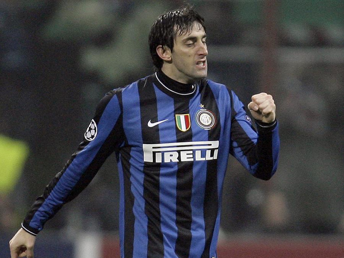 Diego Milito sa teší po úvodnom góle