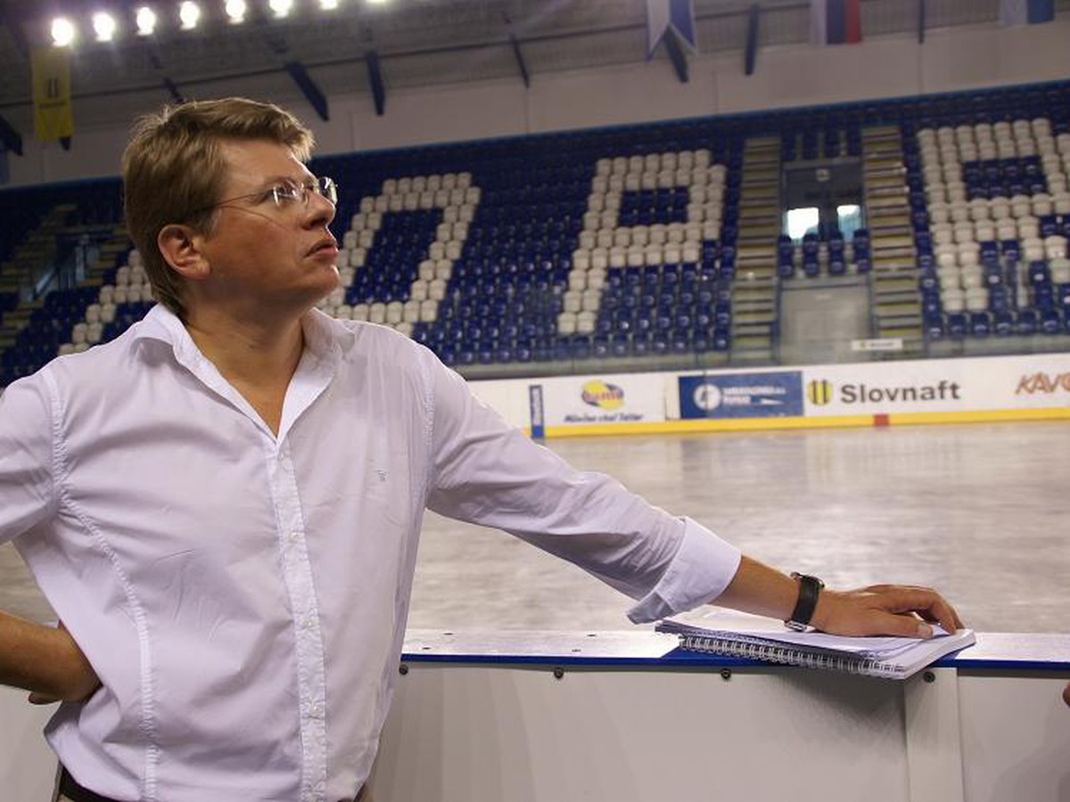 Inšpektor Dmitrij Kurbatov na popradskom hokejovom štadióne