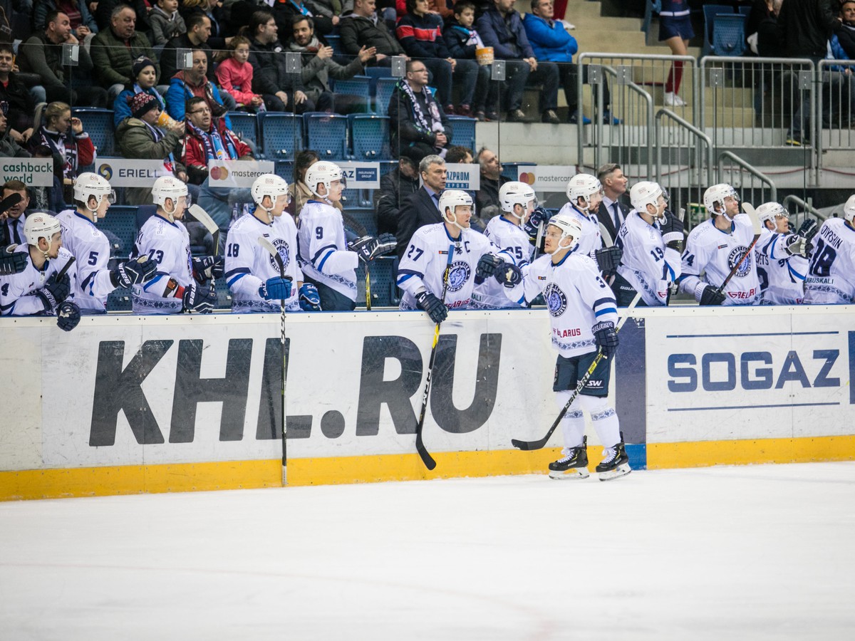 Radosť hráčov Dinamo Minsk po strelenom góle 