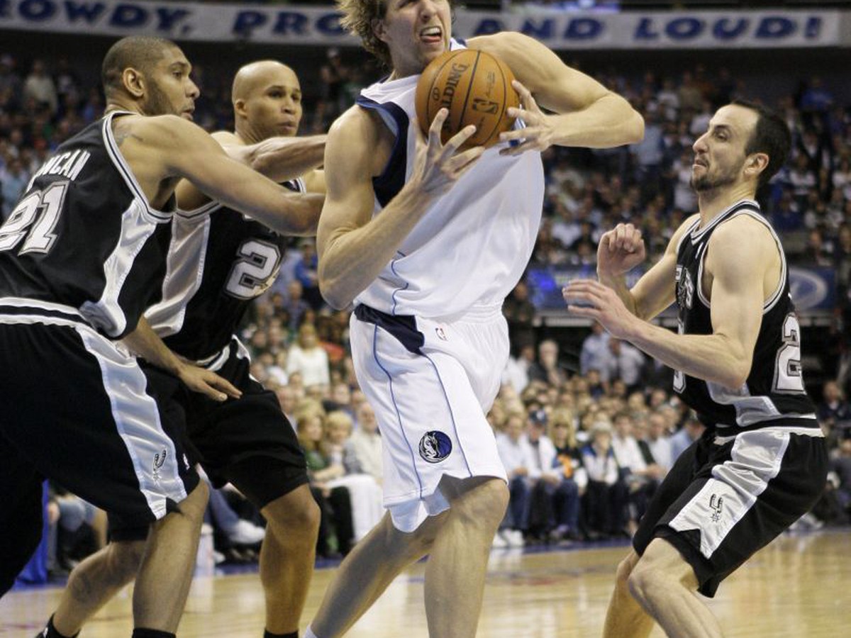 Dirk Nowitzki sa presadil aj cez trojicu hráčov Spurs