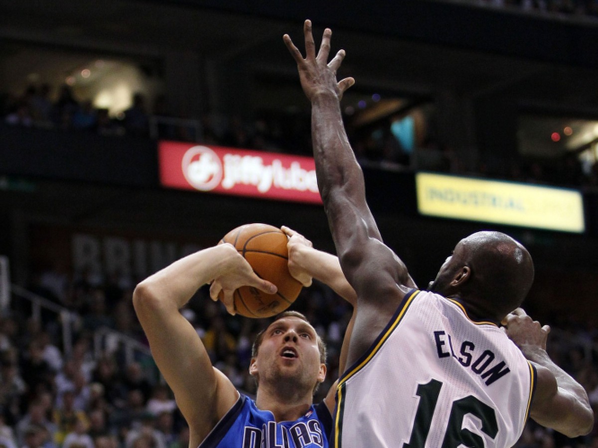 Dirk Nowitzki, bráni ho Elson 