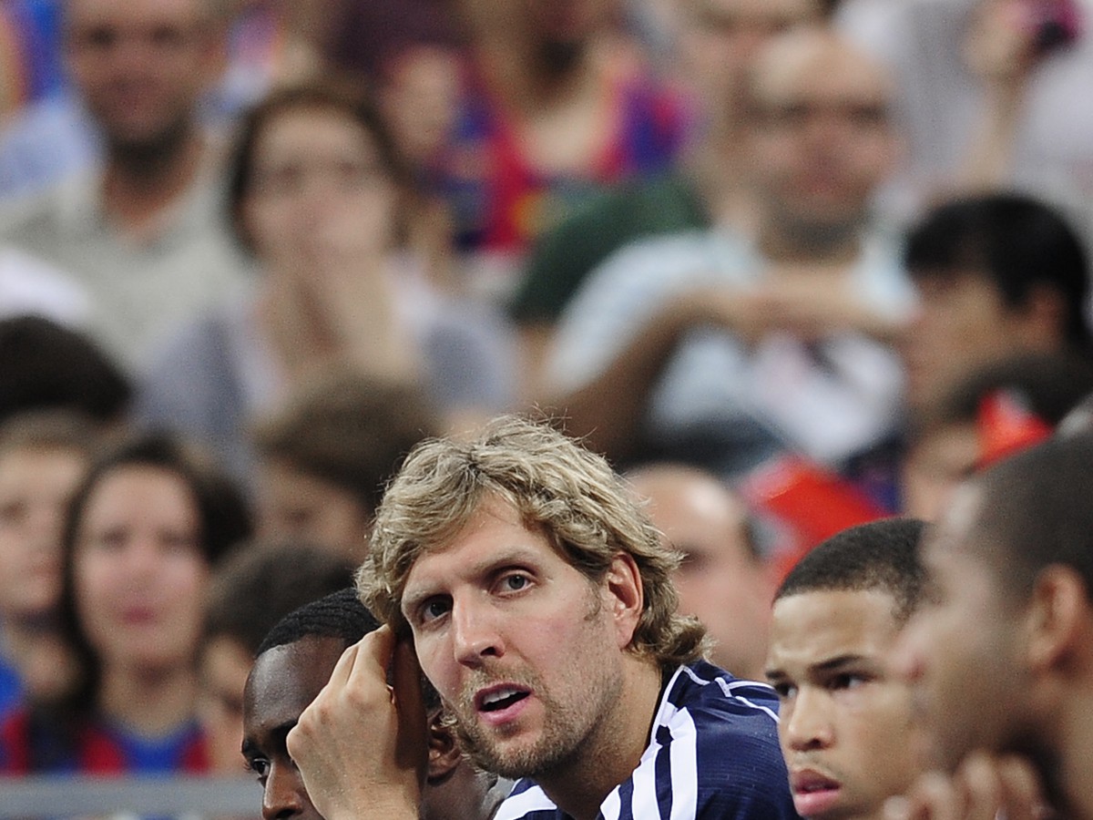 Zranený Dirk Nowitzki na lavičke v prípravnom dueli s Barcelonou