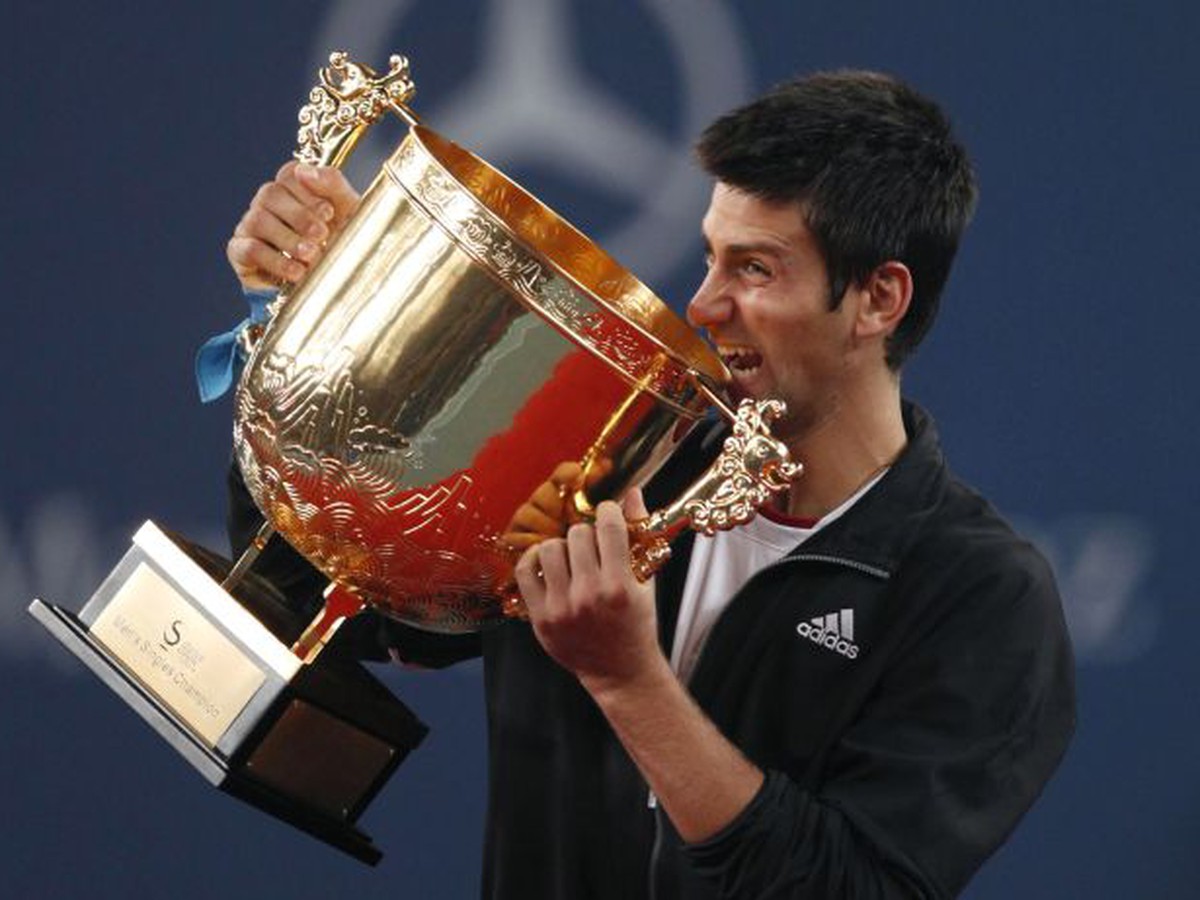 Djokovič skúša originalitu cennej trofeje