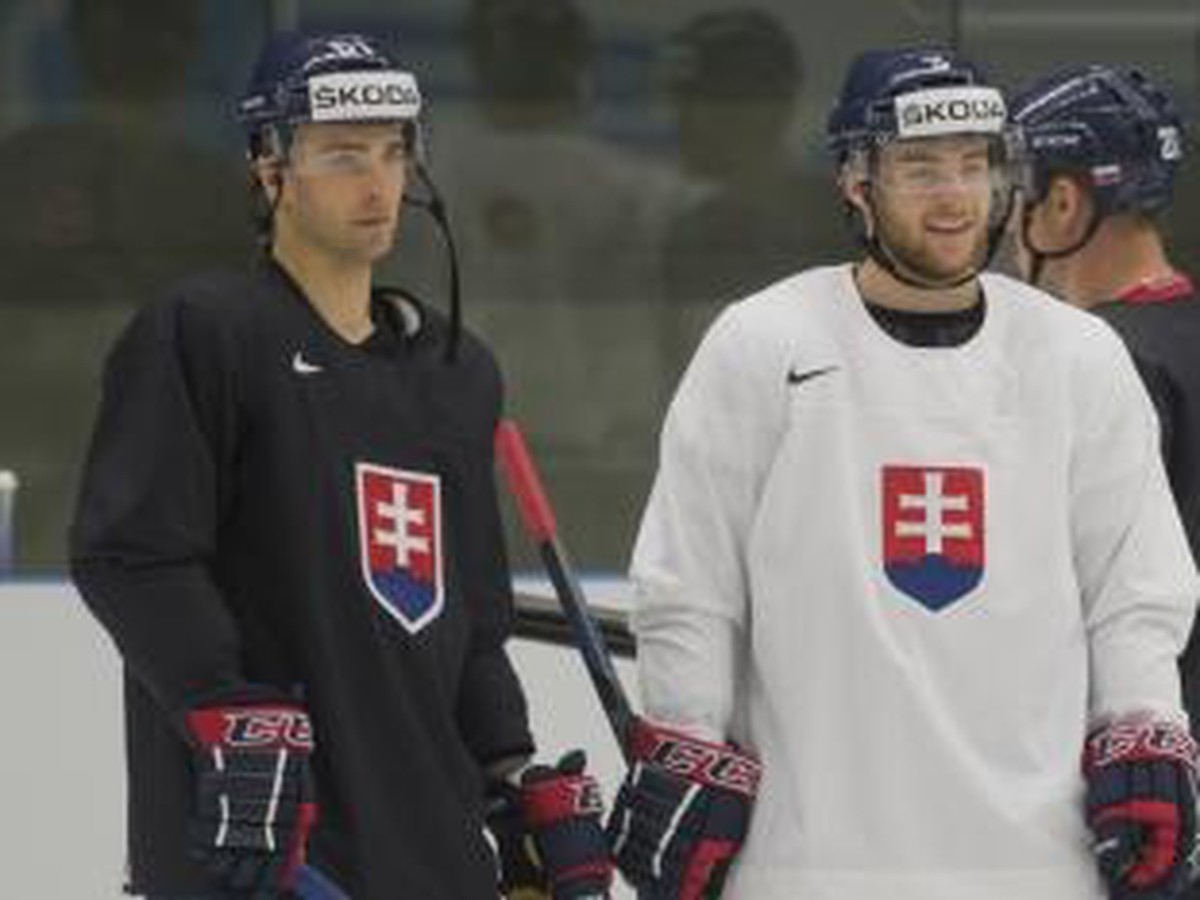 Adam Jánošík (vpravo) a Dominik Graňák na tréningu slovenských hokejových reprezentantov v Ostrave