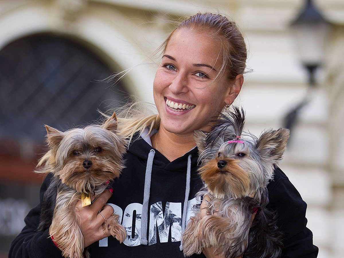 Dominika Cibulková nosí na cesty aj svojich dvoch psích miláčikov Miu a Woodyho
