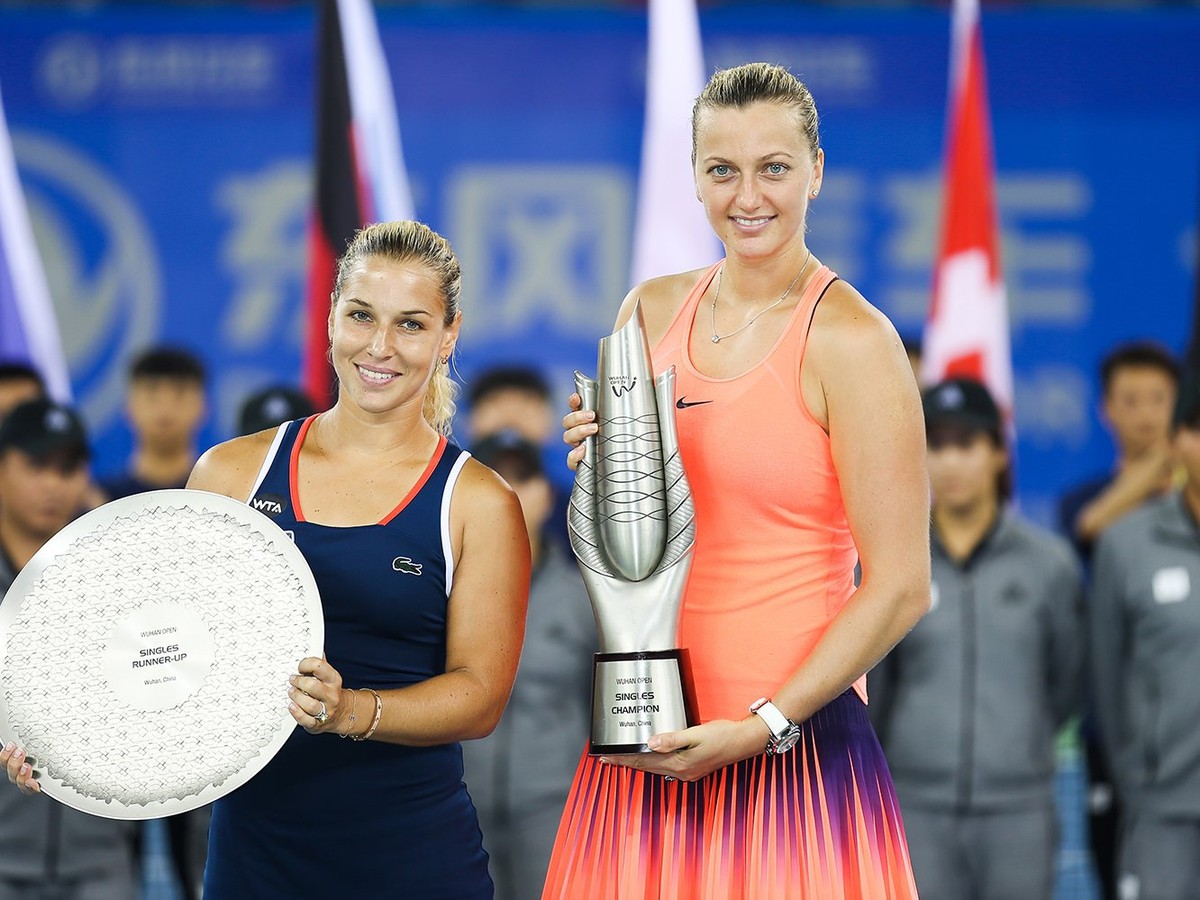 Dominika Cibulková a Petra Kvitová s trofejami po finálovom súboji