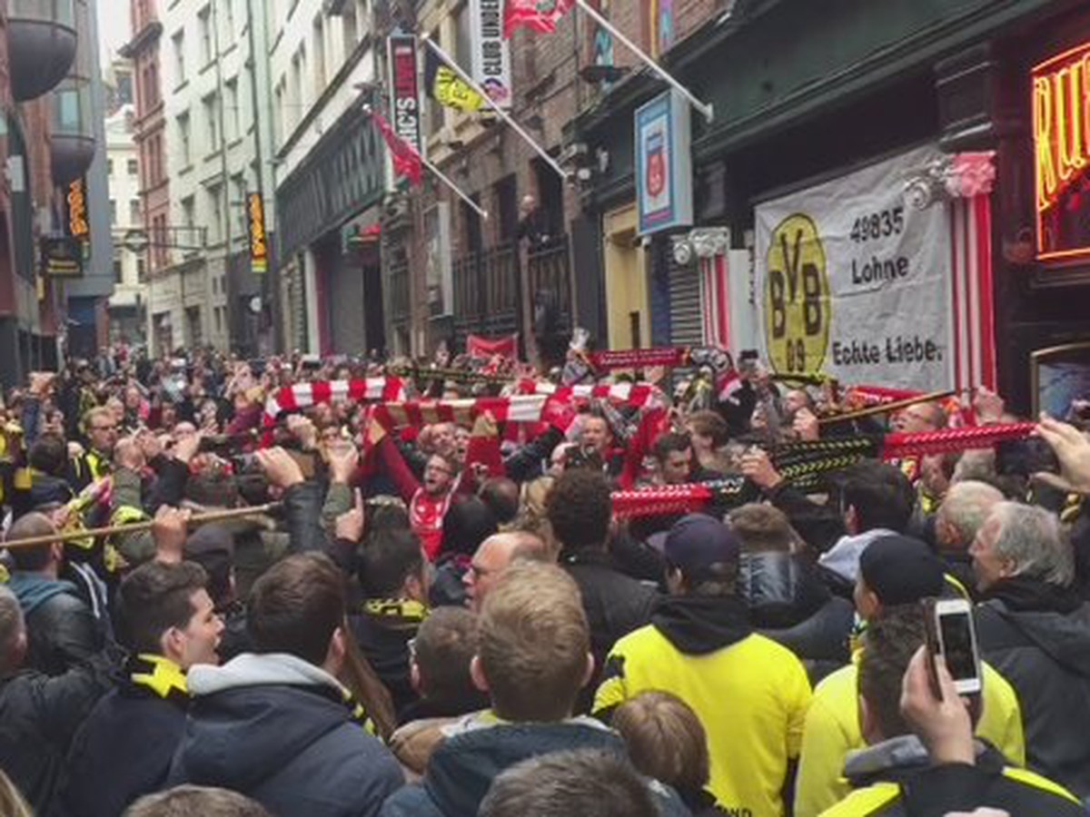 Fanúšikovia Liverpoolu a Dortmundu si spoločne zaspievali