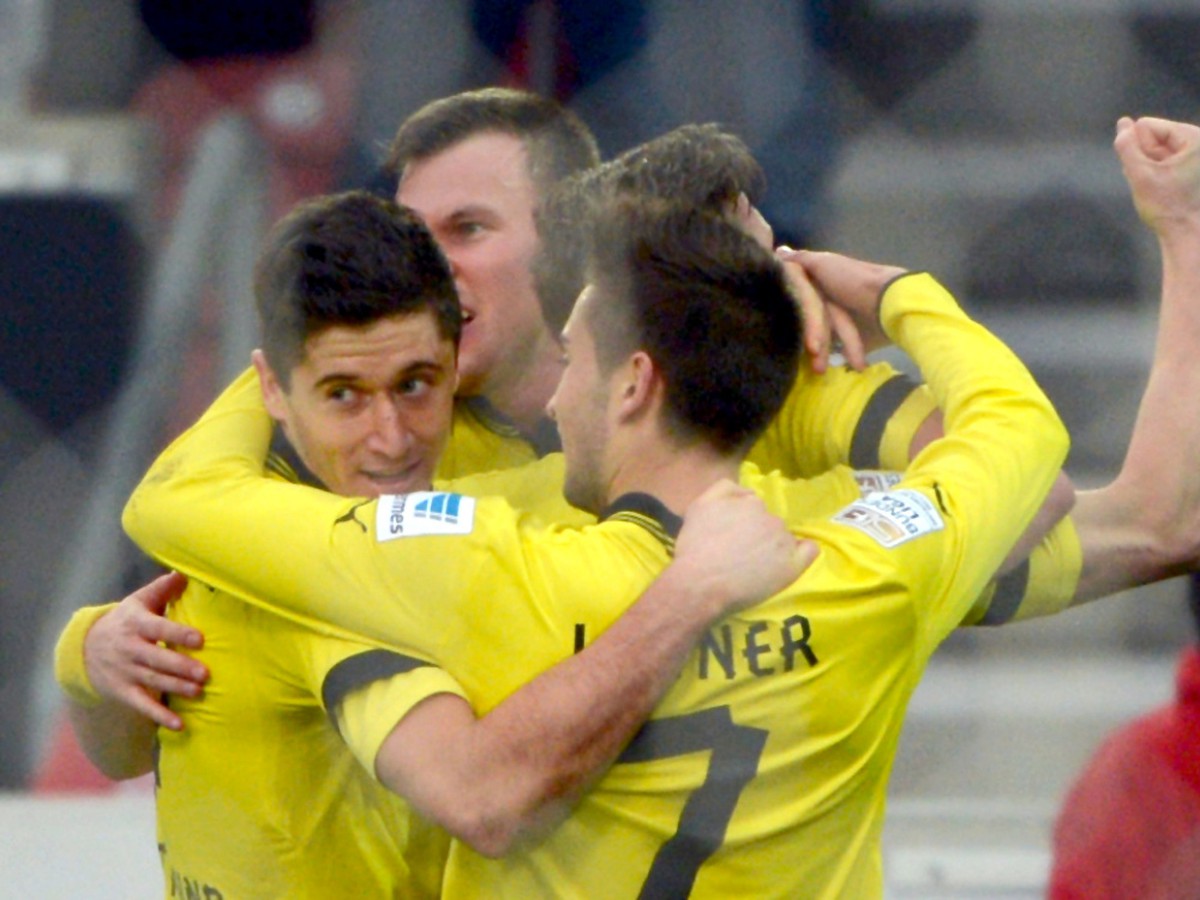 Robert Lewandowski, Kevin Greußkreutz a Moritz Leitner pri oslave gólu