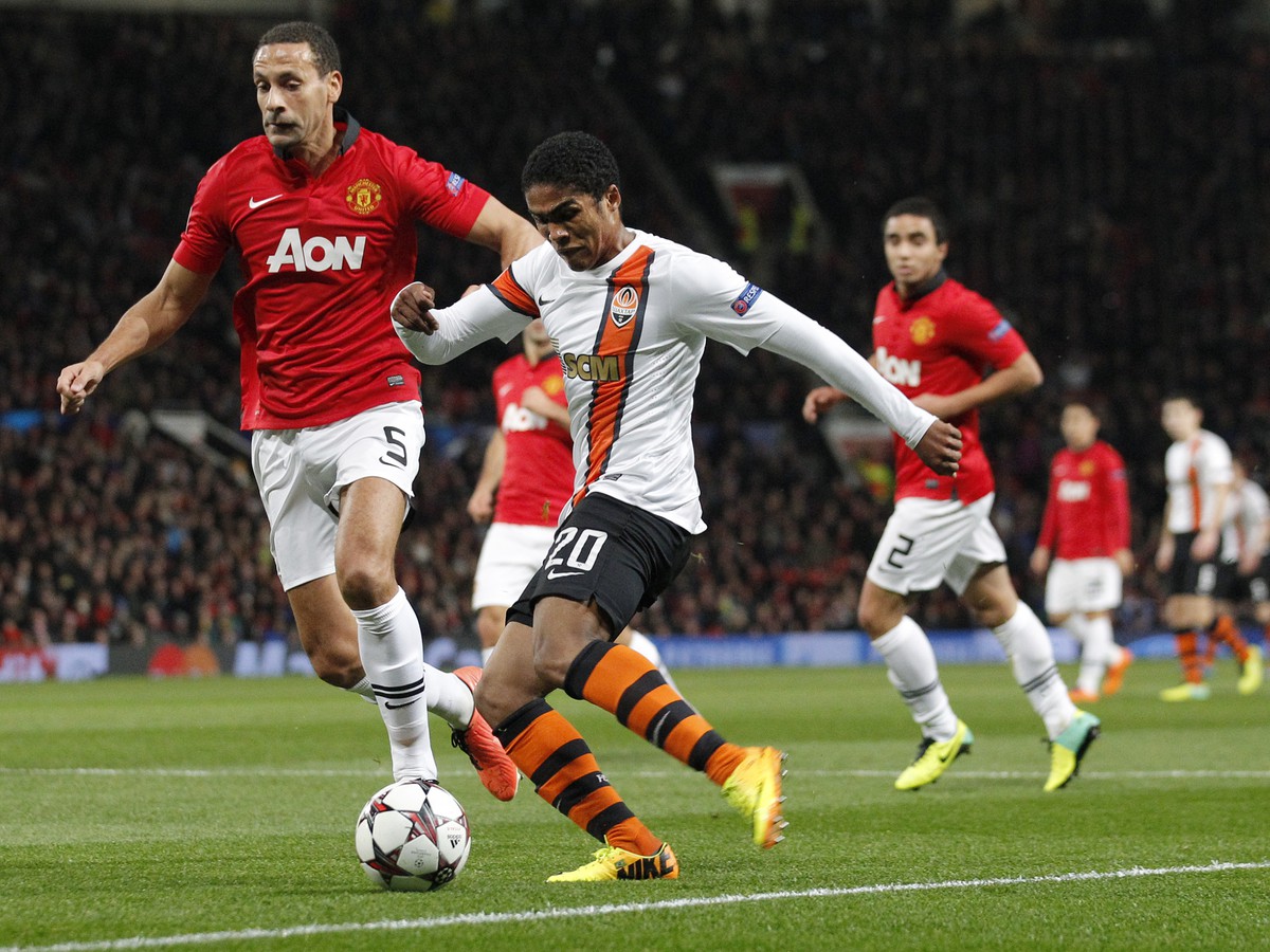 Douglas Costa a Rio Ferdinand