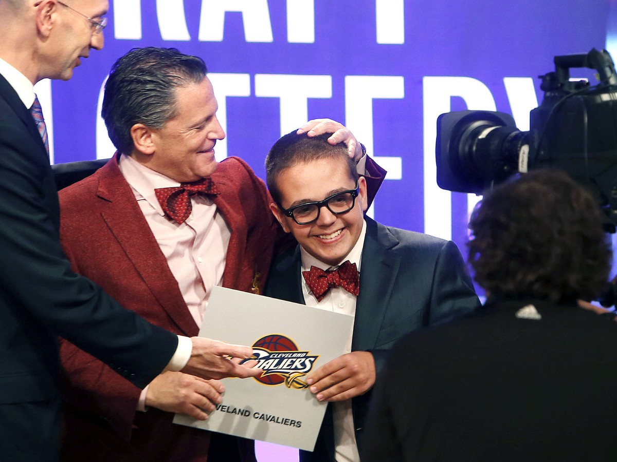Majiteľ Clevelandu Dan Gilbert a syn Nick počas draftovej lotérie NBA