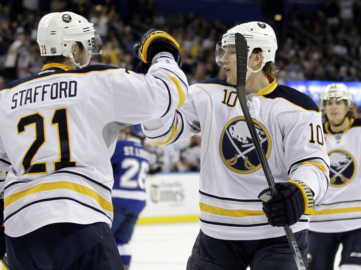 Drew Stafford (21) a Christian Ehrhoff 