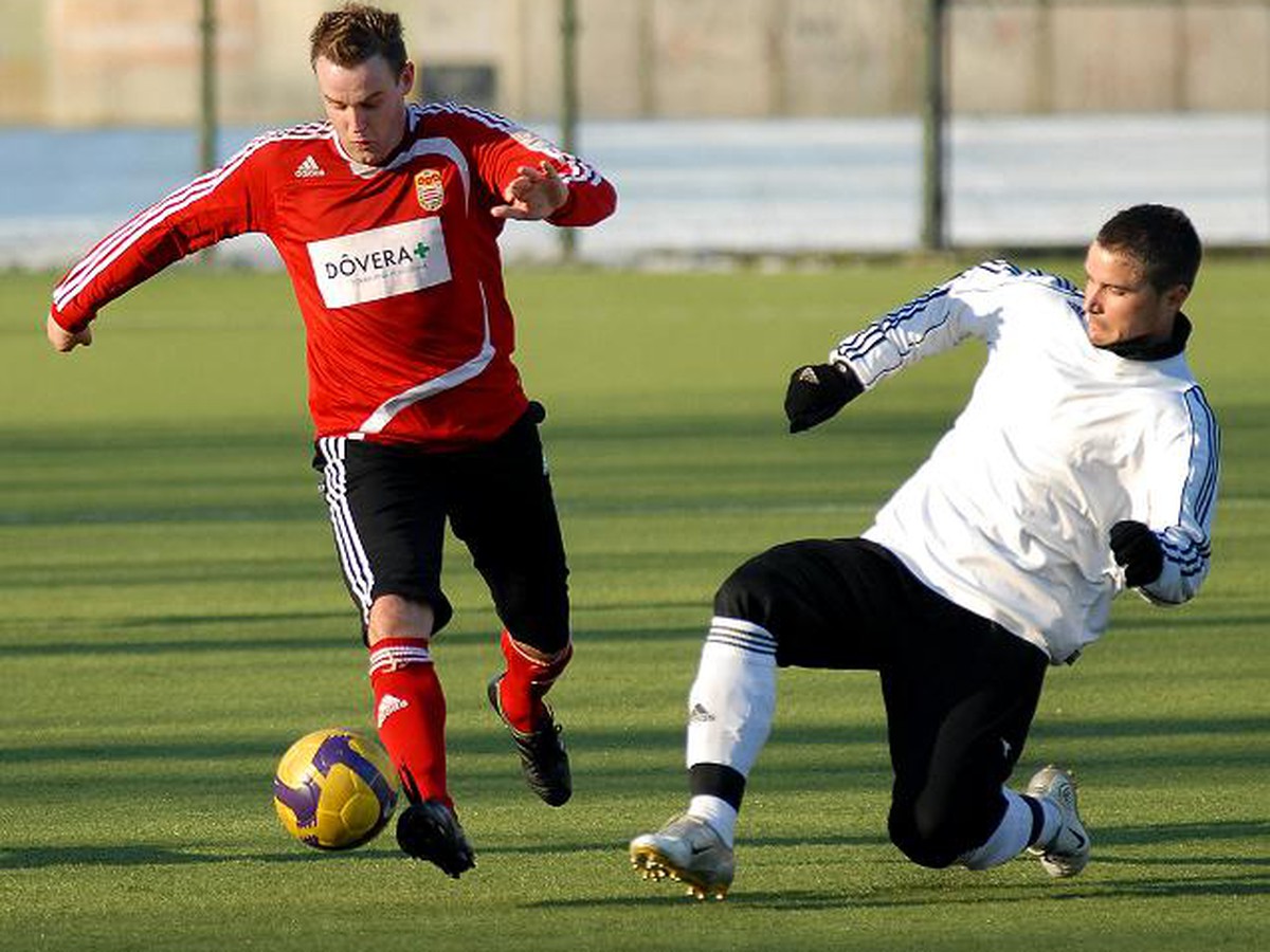Záložník z Dukly Michal Pančík a Martin Oršula z Prievidze