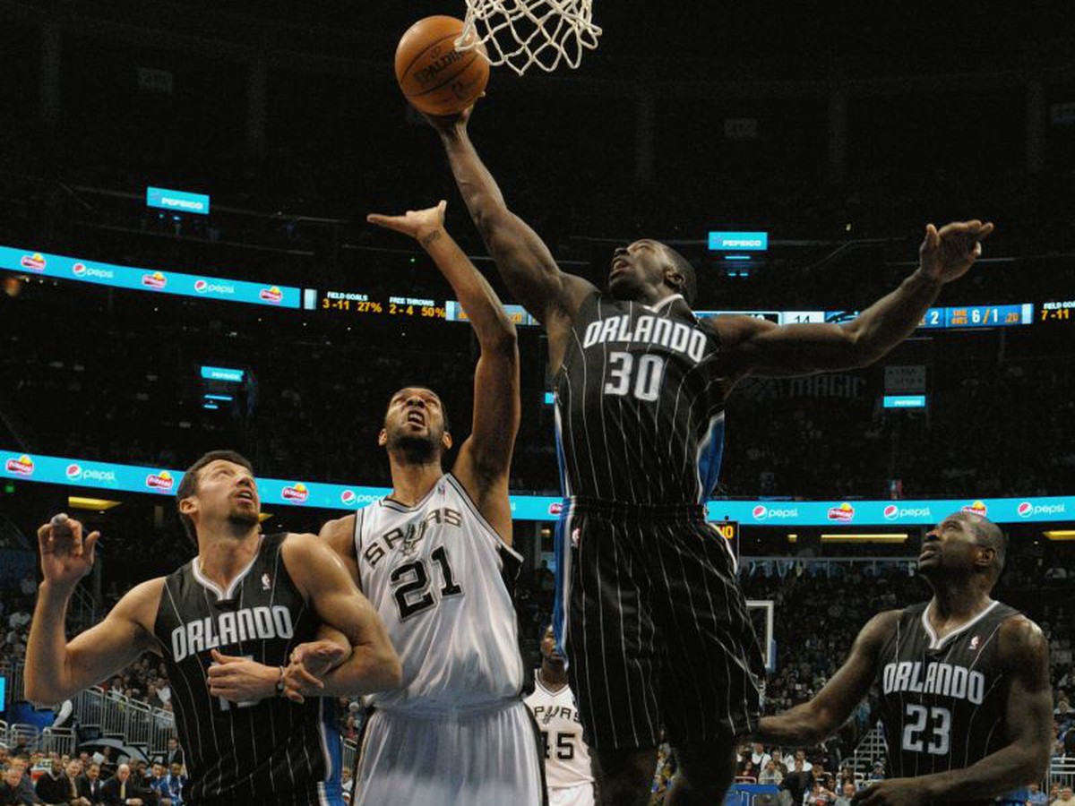 Tim Duncan a presila hráčov Orlanda