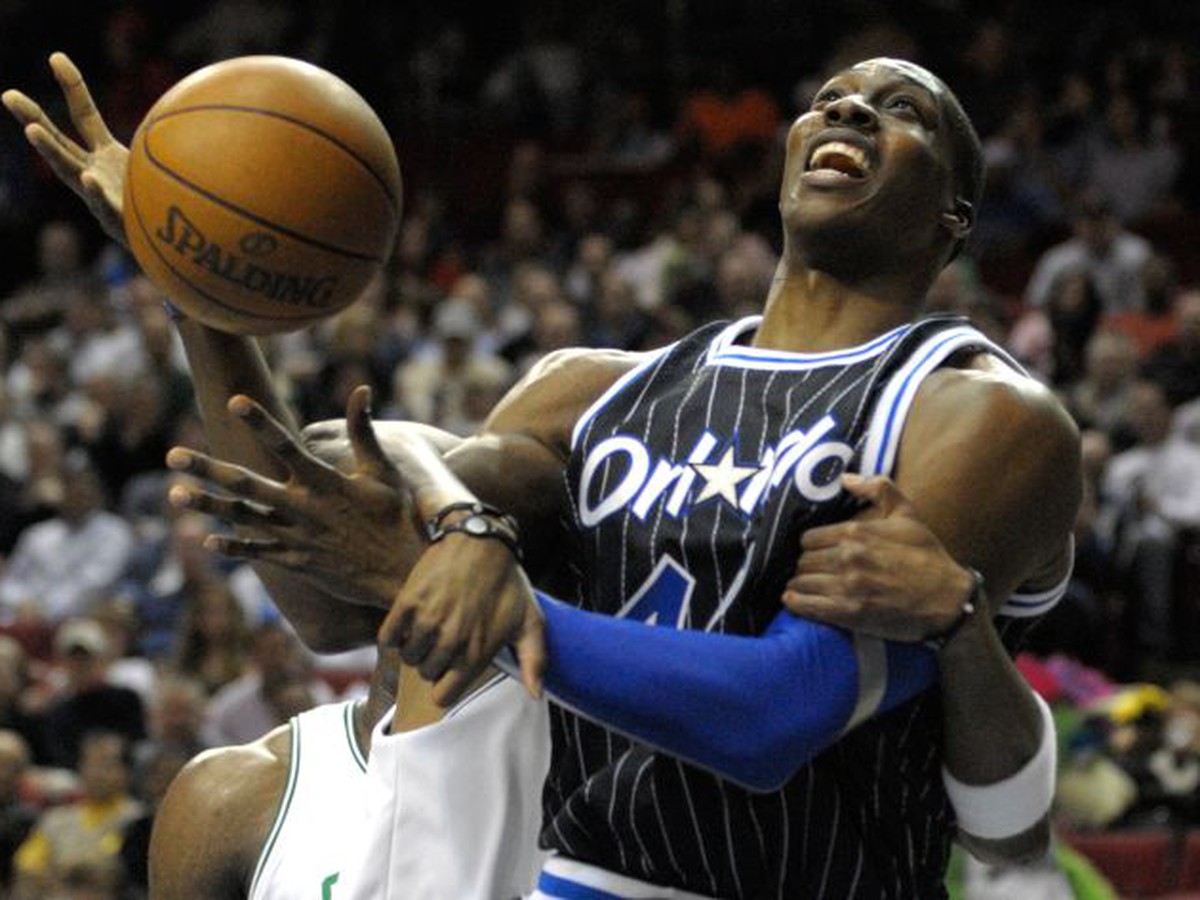 Dwight Howard faulovaný Pierceom