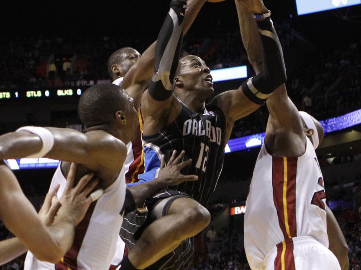 Dwight Howard bránený Boshom a Dampierom
