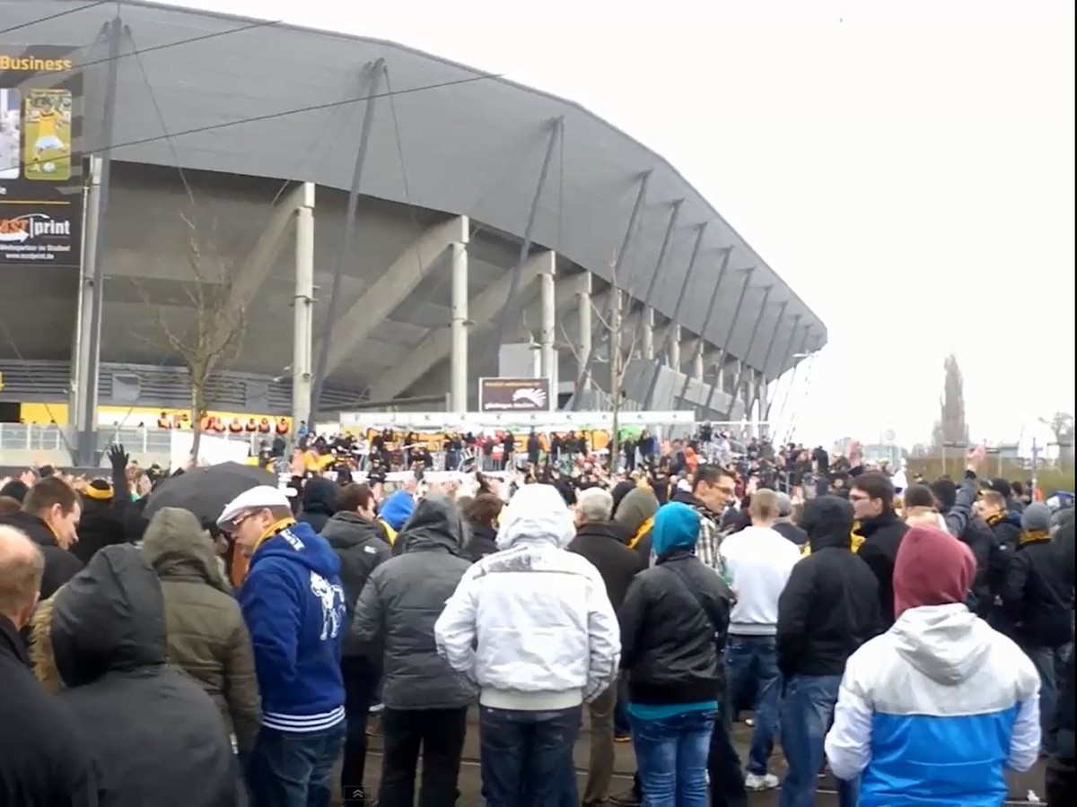 Fanúšikovia nemeckého druholigového futbalového klubu Dynamo Drážďany