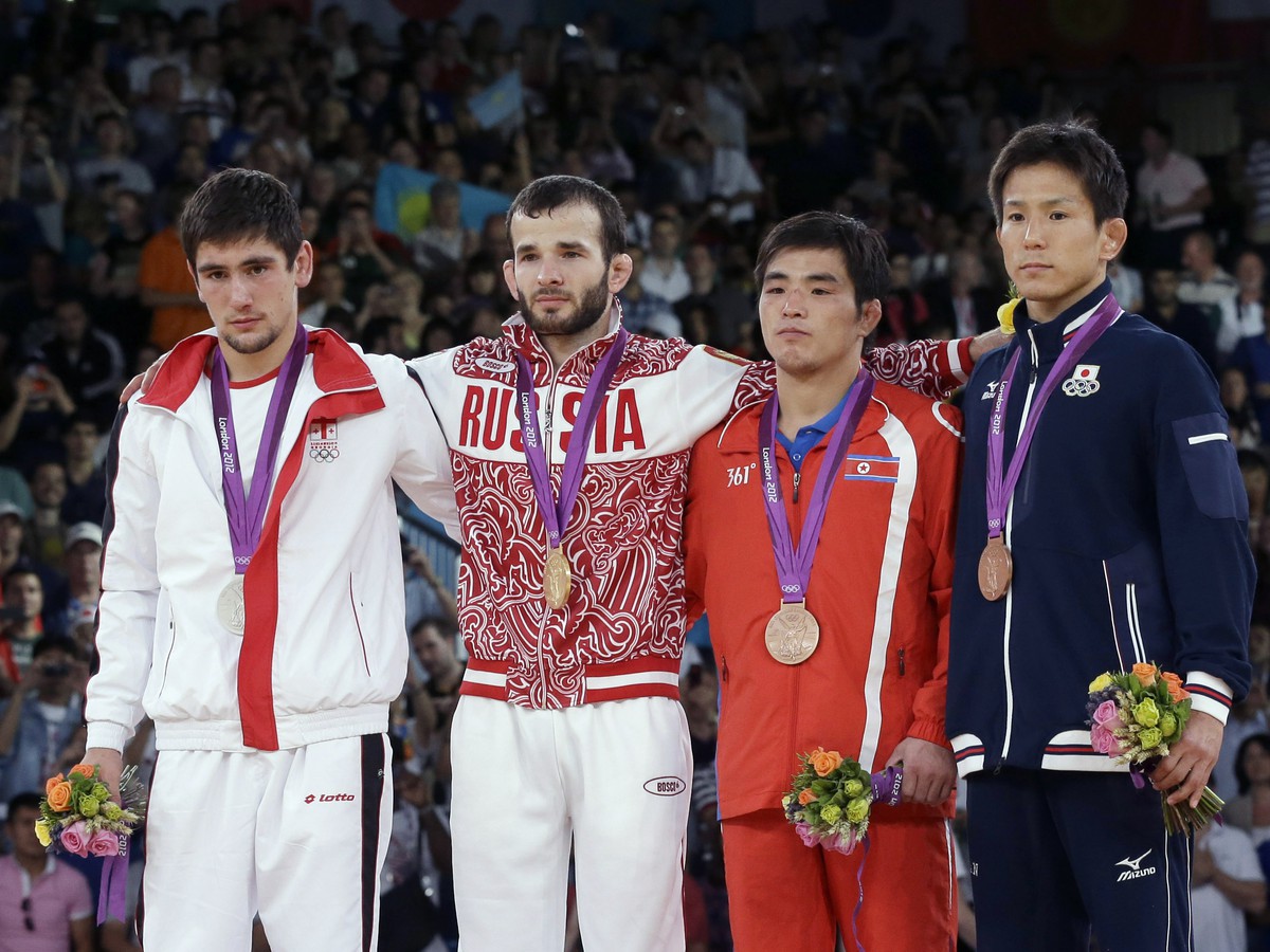 Dzhamal Otarsultanov (druhý zľava) a ďalší medailisti