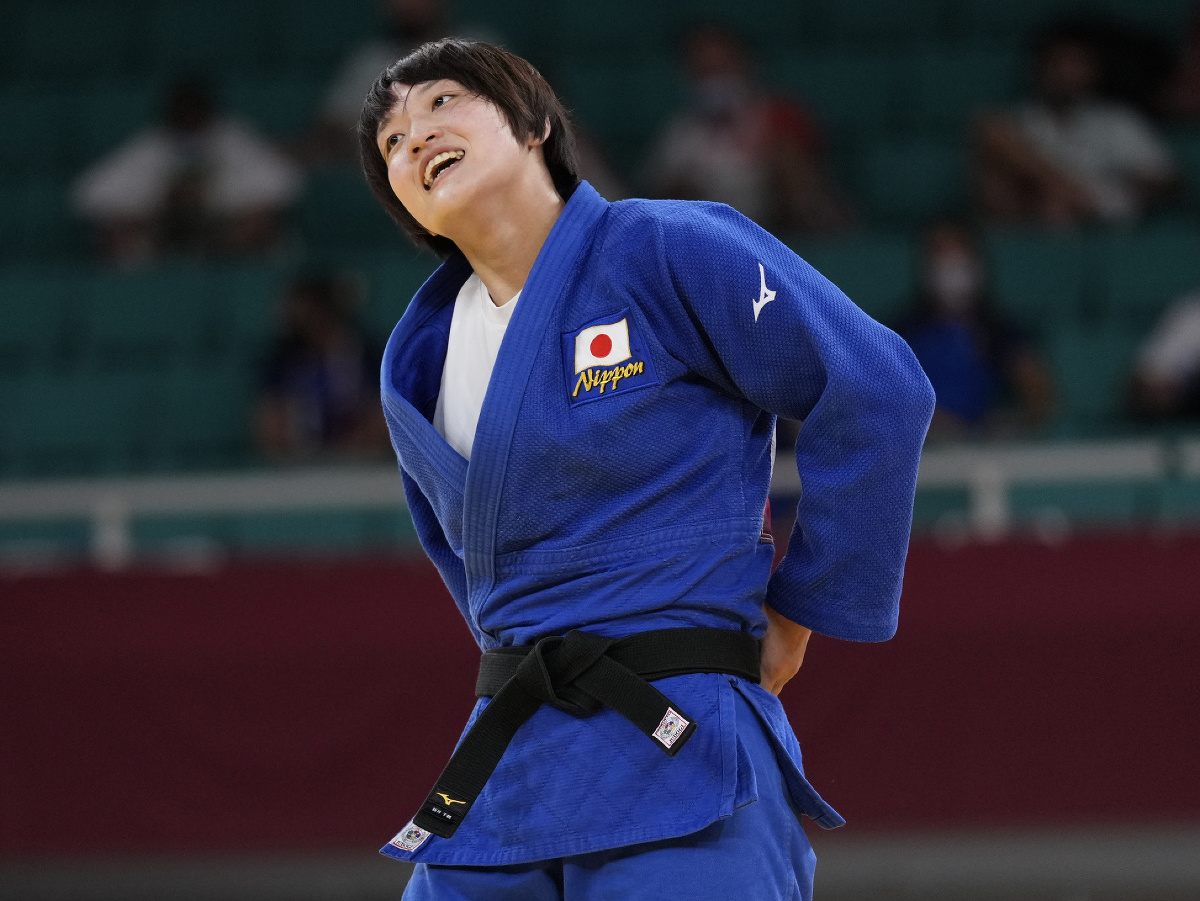 Japonská džudistka Čizuru Araiová sa teší po zisku zlatej medaily v kategórii do 70 kg na OH2020 v Tokiu