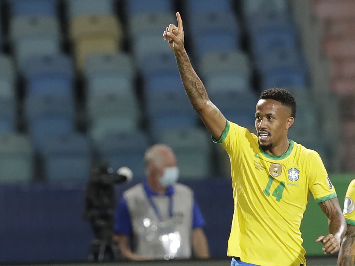 Brazílsky futbalista Eder Militao sa teší po strelení úvodného gólu