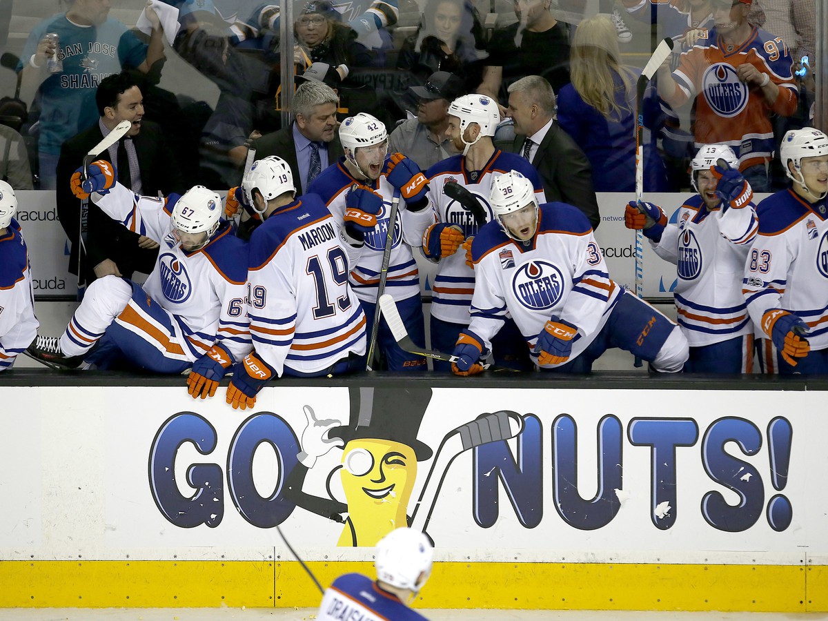 Hráči Edmontonu Oilers sa radujú z víťazstva