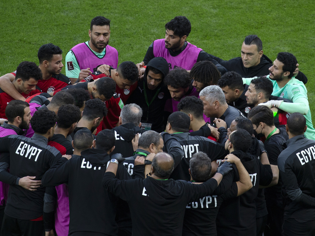 Tréner Carlos Queiroz dáva pokyny futbalistom egyptskej reprezentácie
