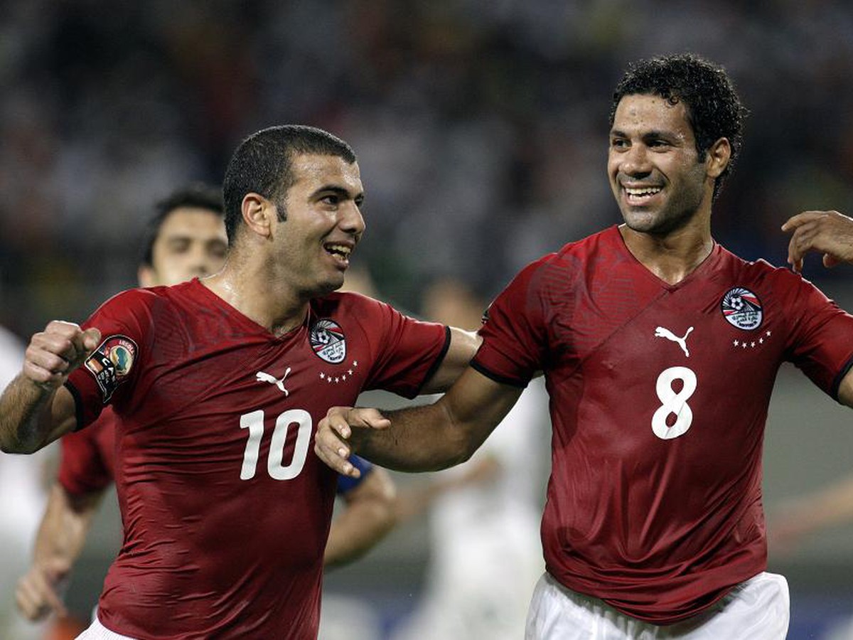 Hosni Abd Rabbou oslavuje s Emadom Meteabom premenenú penaltu
