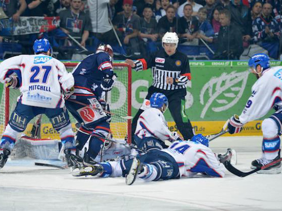 Momentka zo zápasu Eisbären Berlín - Mannheim