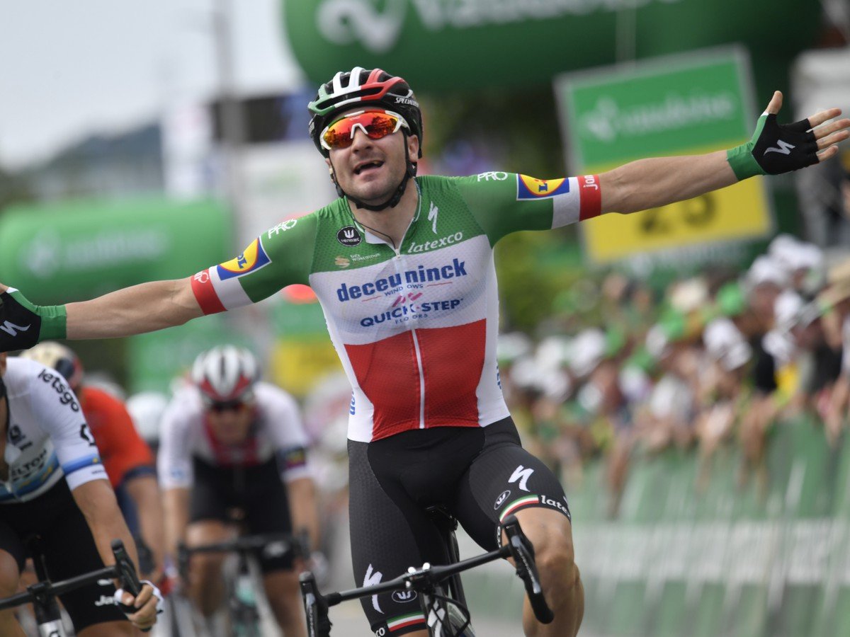 Na snímke taliansky cyklista Elia Viviani z tímu Deceuninck-Quick-Step víťazí vo štvrtej etape