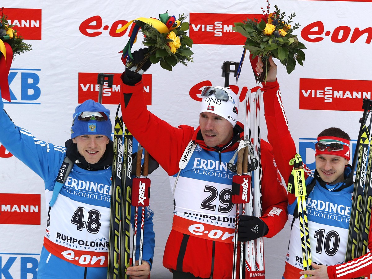 Zľava: Alexej Volkov, Emil Hegle Svendsen a Jevgenij Usťugov na stupni víťazov