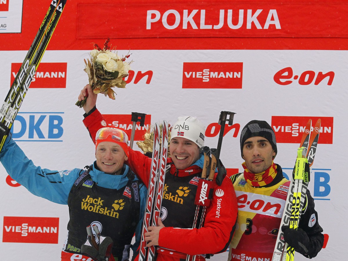 Ondřej Moravec, Emil Hegle Svendsen a Martin Fourcade na stupni víťazov