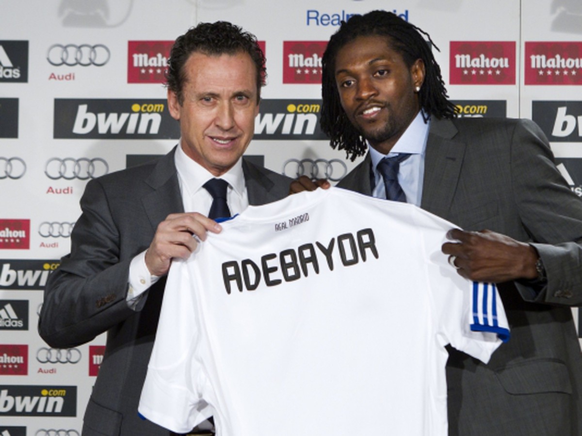 Emmanuel Adebayor drží svoj nový dres Realu Madrid