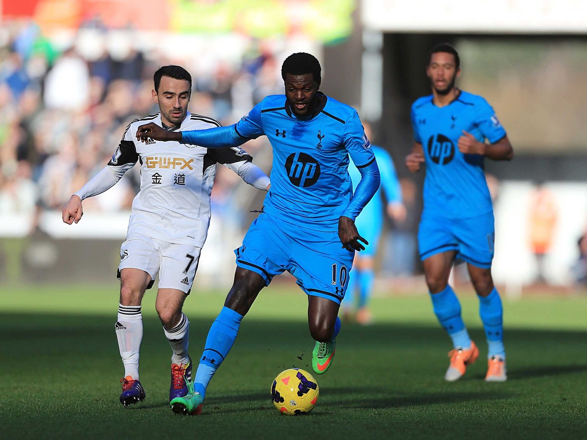 Leon Britton a Emmanuel Adebayor v súboji o loptu
