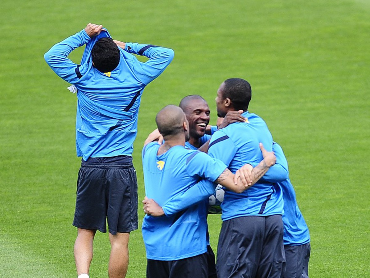 Abidal v objatí spoluhráčov