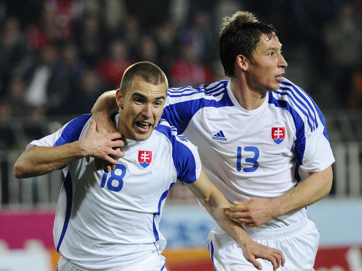 Erik Jendríšek sa teší s Filipom Hološkom