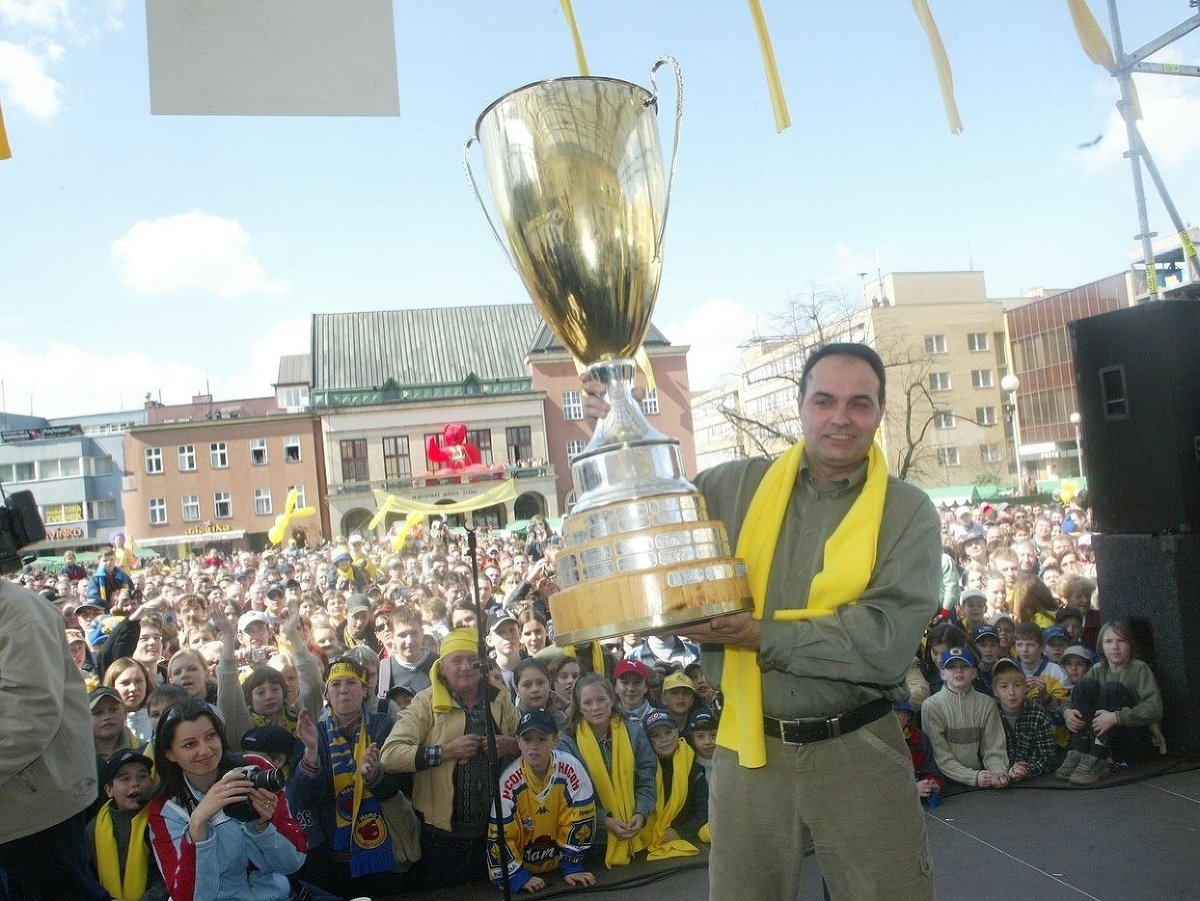 Ernest Bokroš na fotke s trofejou z roku 2004